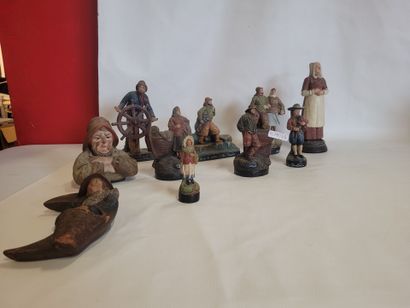 Lot de 10 personnages en terre cuite de bord...
