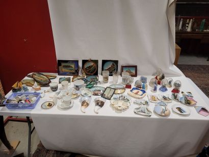 Un lot de souvenirs de voyage. Dont boules...