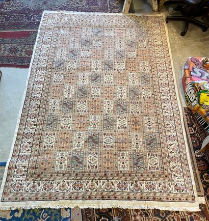 Tapis mécanique en laine à décor géométrique....