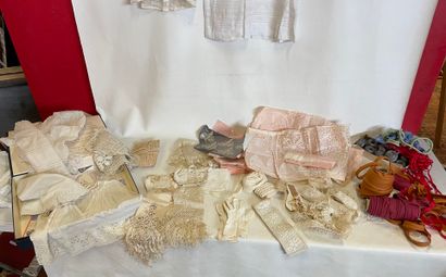 Un lot de tissus anciens, comprenant robes...