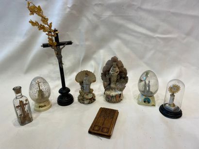 Un lot de 8 objets retour de voyage religieux...