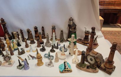 Gros lot d'une collection de phares, souvenir...