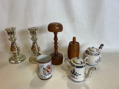 Lot de 7 objets dont Paire de bougeoirs en...