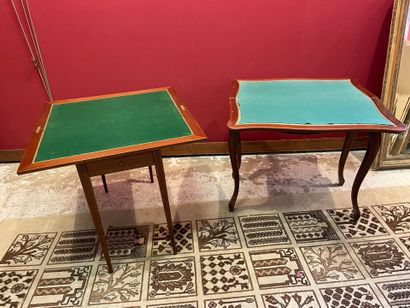 Une table à jeux, console, de style directoire...