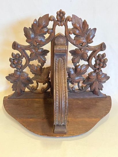 Une console d'appliques en bois sculpté représentant...