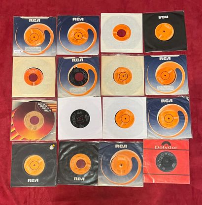 un lot de 16 vinyles 45T sans pochettes de...