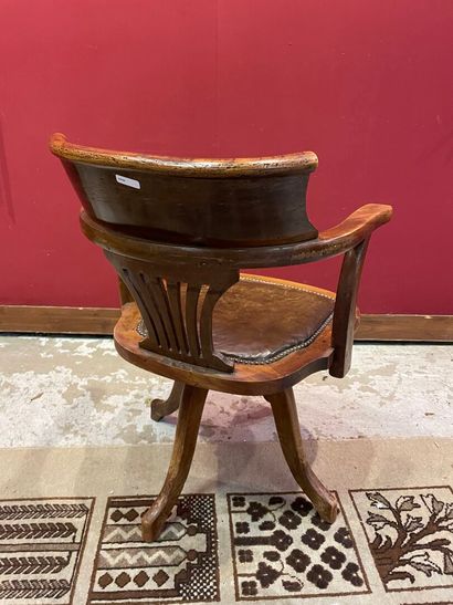 Un fauteuil américain en bois et assise en...