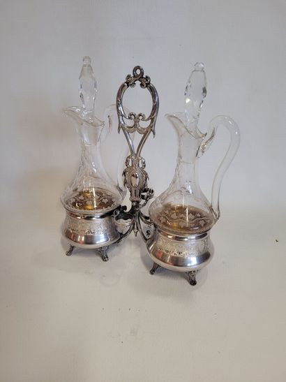 Vinaigrier en argent avec les deux flacons...