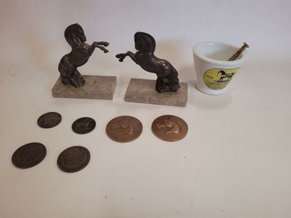 Lot sur le thème du cheval comprenant un...