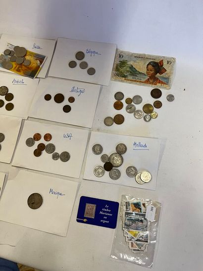 Un lot de monnaies étrangères et timbres