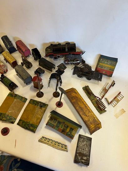 Lot de wagons, locomotives, décors en tôle...