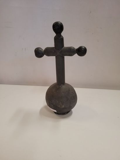 Croix funéraire, en plomb, probablement provenant...