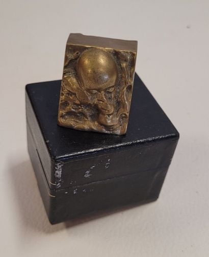 Petit bronze représentant une tête dans son...