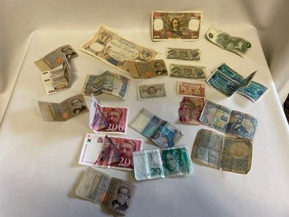 Un lot de 23 billets étrangers