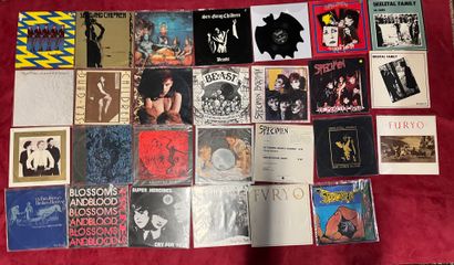 Un lot de 27 vinyles divers usures à certaines...