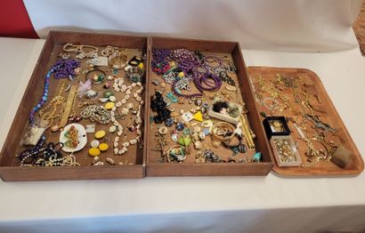 Un lot de bijoux fantaisie et en plaqué or,...