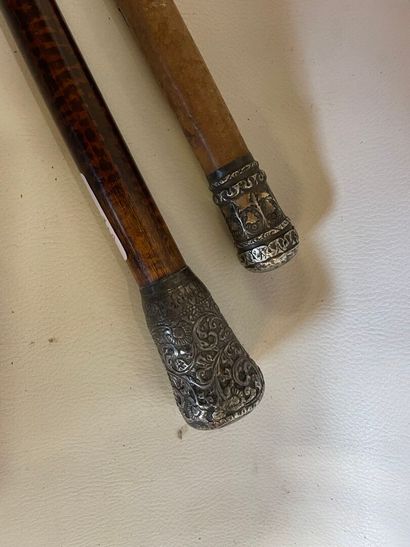 Canne en bois avec pommeau en argent à décor...