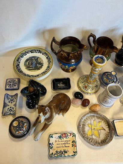 Lot d objets comprenant pichets en Jersey,...