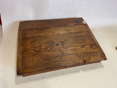 Un pupitre d'école en bois blanc, avec encrier...