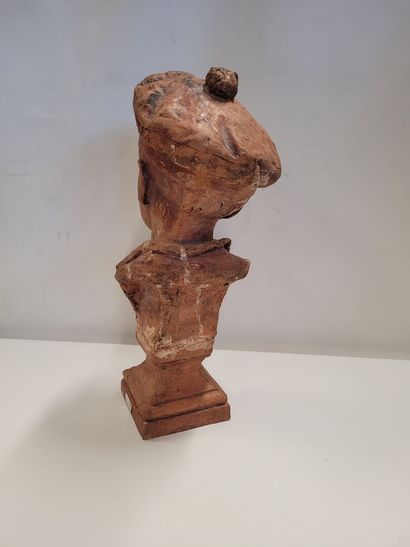 Sculpture en terre cuite, d'un buste de jeune...