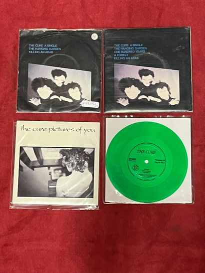 Un lot de 4 vinyles de 45T The Cure, années...