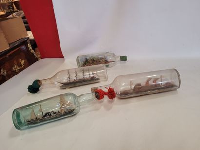 Lot de 4 bateaux bouteilles comprenant paquebots...