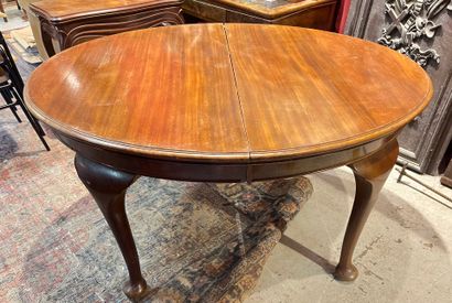 Table ronde anglaise en acajou massif. 155...