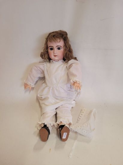 Une poupée sans marque tête porcelaine, fêle...