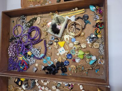 Un lot de bijoux fantaisie et en plaqué or,...