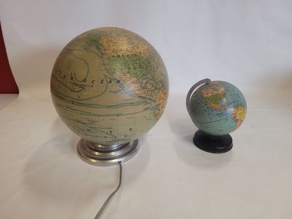 Un lot de deux globes terrestre comprenant...