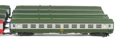 ROCO. A set of 8 green SNCF cars, including...