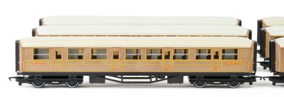 HORNBY. A set of 6 LNER wood-grain cars,...
