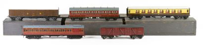 Set of 5 metal and plastic train cars in...