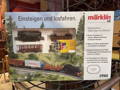 MARKLIN SET including a locomotive, 1 flatcar,...