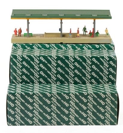 HORNBY-acHO. Set of 9 train station platform...