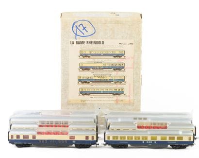 HORNBY. A set of 8 Rheingold cars from the...