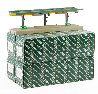 HORNBY-acHO. Set of 9 train station platform...