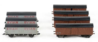 HORNBY. A set of 7 covered cars and an Evian...
