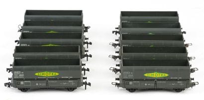 HORNBY. A set of 10 Simotra railcars, without...