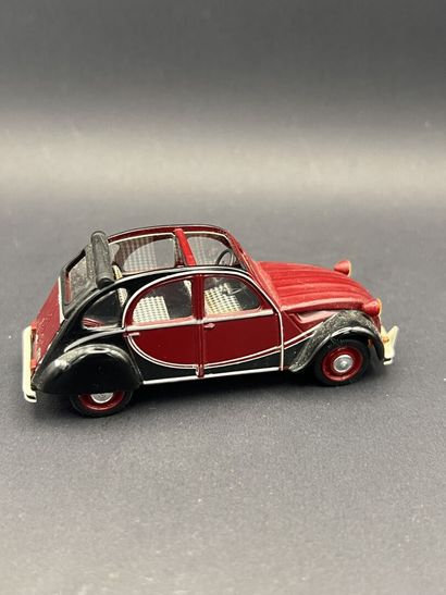 SPEED. CITROEN 2CV Bordeaux and black, houndstooth-patterned...
