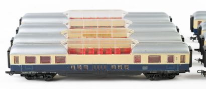 ROCO. A set of 8 DB Rheingold cars and an...