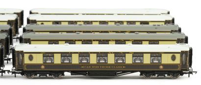 HORNBY. A set of 10 Pullman cars, without...