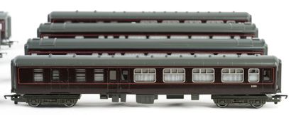 HORNBY. A set of 8 burgundy-colored cars,...