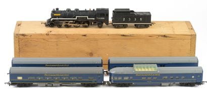 TRI-ANG. A set of 4 Transcontinental cars...