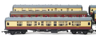 HORNBY. A set of 9 beige and burgundy cars,...