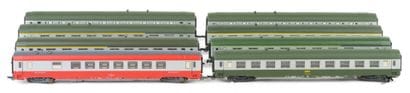 ROCO. A set of 8 green SNCF cars, including...