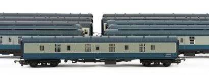 HORNBY. A set of 11 blue and gray cars, without...
