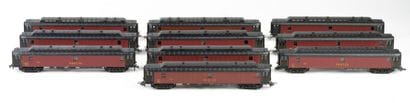 HORNBY. A set of 10 brown SNCF mail cars,...
