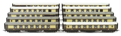 HORNBY. A set of 10 Pullman cars, without...