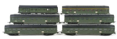 HORNBY. A set of 5 SNCF first- and second-class...